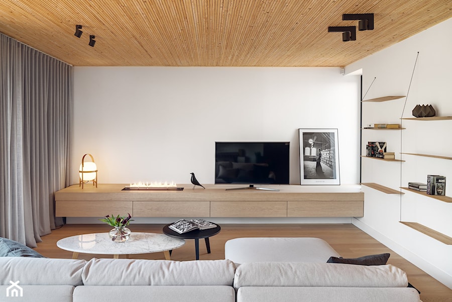 Ekorezydencja - Mały biały salon, styl nowoczesny - zdjęcie od Ev Architects