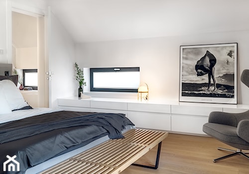 Ekorezydencja - Średnia biała sypialnia na poddaszu, styl nowoczesny - zdjęcie od Ev Architects