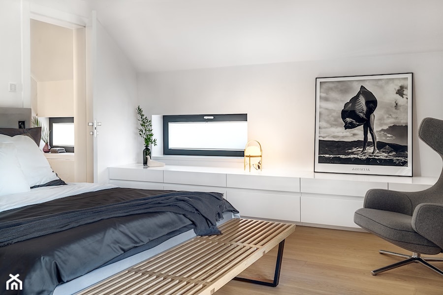 Ekorezydencja - Średnia biała sypialnia na poddaszu, styl nowoczesny - zdjęcie od Ev Architects
