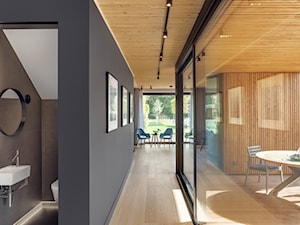 Ekorezydencja - Średni z meblami ogrodowymi taras z tyłu domu, styl nowoczesny - zdjęcie od Ev Architects