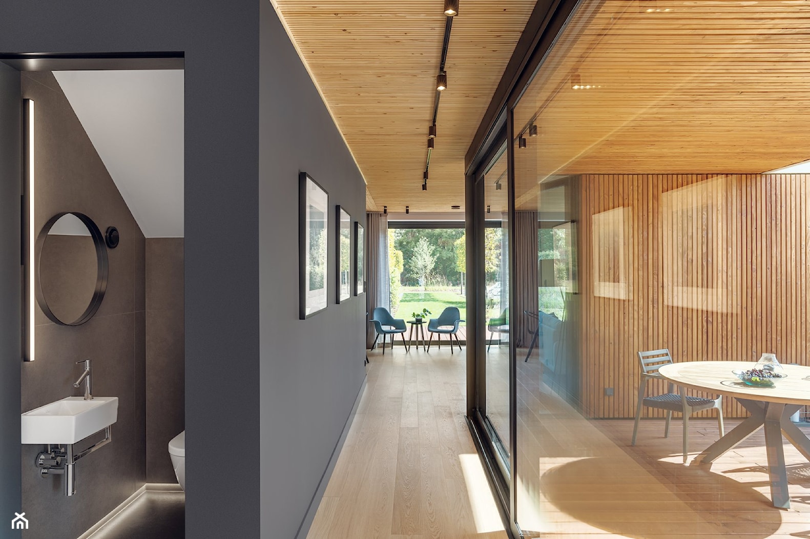 Ekorezydencja - Średni z meblami ogrodowymi taras z tyłu domu, styl nowoczesny - zdjęcie od Ev Architects - Homebook