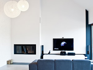 dom pod Poznaniem - Mały biały salon, styl nowoczesny - zdjęcie od Ev Architects