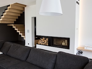 Wnętrza domu rodzinnego Wolsztyn - Średni biały czarny salon, styl nowoczesny - zdjęcie od Ev Architects