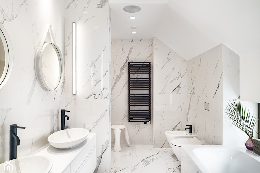 Ekorezydencja - Duża na poddaszu z dwoma umywalkami z marmurową podłogą z punktowym oświetleniem łazienka z oknem, styl nowoczesny - zdjęcie od Ev Architects