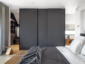 Ekorezydencja - Średnia biała sypialnia z garderobą, styl nowoczesny - zdjęcie od Ev Architects