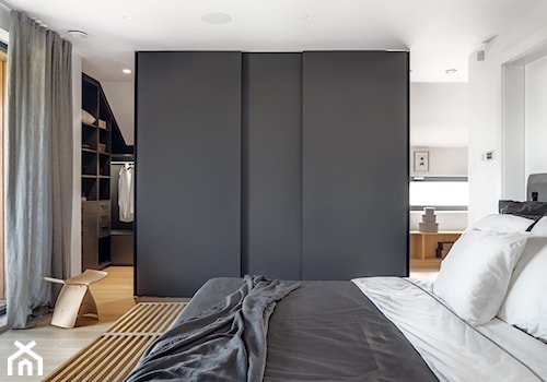 Ekorezydencja - Średnia biała sypialnia z garderobą, styl nowoczesny - zdjęcie od Ev Architects