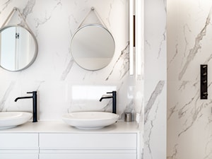 Ekorezydencja - Bez okna z dwoma umywalkami łazienka, styl nowoczesny - zdjęcie od Ev Architects