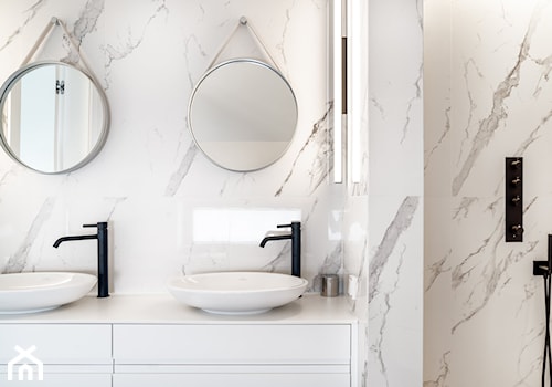 Ekorezydencja - Bez okna z dwoma umywalkami łazienka, styl nowoczesny - zdjęcie od Ev Architects