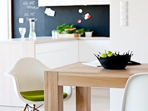 dom pod Poznaniem - Średnia jadalnia w kuchni, styl nowoczesny - zdjęcie od Ev Architects