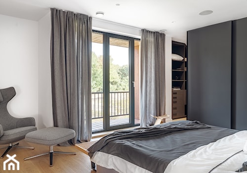 Ekorezydencja - Średnia biała sypialnia z garderobą z balkonem / tarasem, styl nowoczesny - zdjęcie od Ev Architects