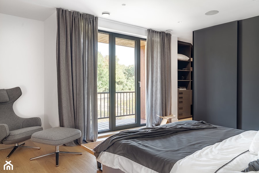 Ekorezydencja - Średnia biała sypialnia z garderobą z balkonem / tarasem, styl nowoczesny - zdjęcie od Ev Architects