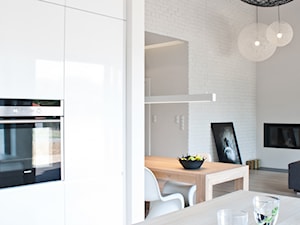 dom pod Poznaniem - Mała biała jadalnia w salonie w kuchni, styl nowoczesny - zdjęcie od Ev Architects