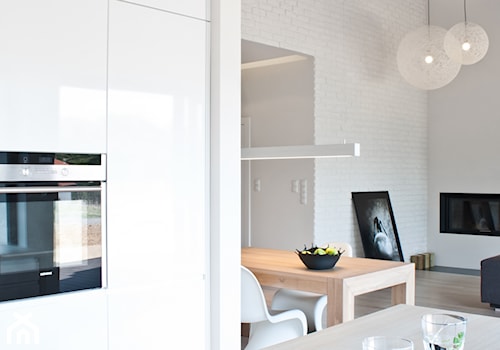 dom pod Poznaniem - Mała biała jadalnia w salonie w kuchni, styl nowoczesny - zdjęcie od Ev Architects