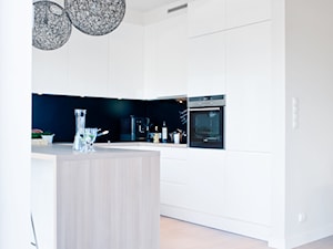 dom pod Poznaniem - Średnia otwarta z salonem biała z zabudowaną lodówką kuchnia w kształcie litery u, styl nowoczesny - zdjęcie od Ev Architects