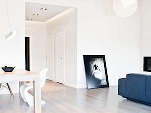 dom pod Poznaniem - Średnia biała jadalnia w salonie, styl nowoczesny - zdjęcie od Ev Architects