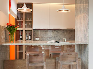 Mieszkanie na Powiślu - Mała średnia otwarta z kamiennym blatem kuchnia jednorzędowa z kompozytem na ścianie nad blatem kuchennym z marmurem nad blatem kuchennym, styl minimalistyczny - zdjęcie od KRAMKOWSKA | PRACOWNIA WNĘTRZ