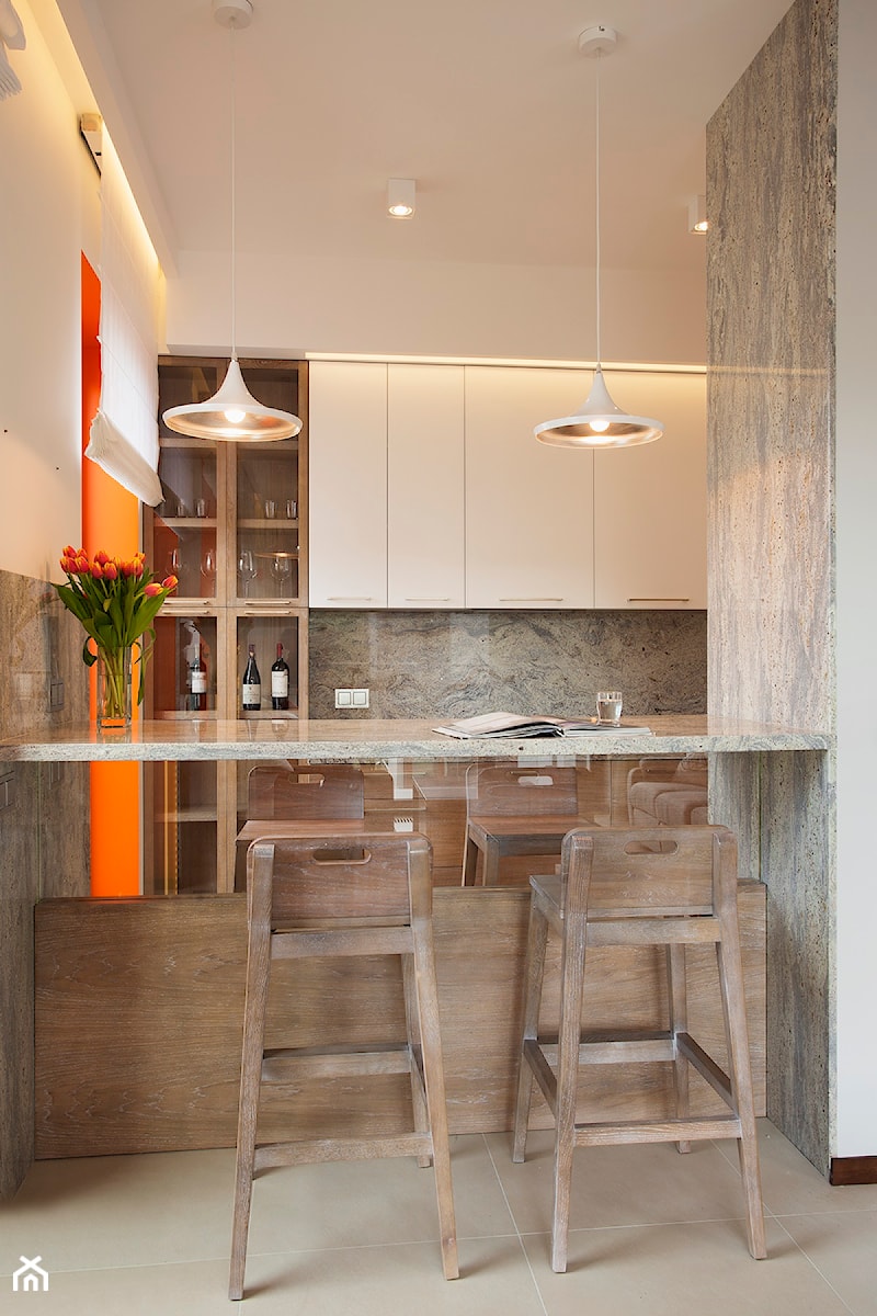 Mieszkanie na Powiślu - Mała średnia otwarta z kamiennym blatem kuchnia jednorzędowa z kompozytem na ścianie nad blatem kuchennym z marmurem nad blatem kuchennym, styl minimalistyczny - zdjęcie od KRAMKOWSKA | PRACOWNIA WNĘTRZ