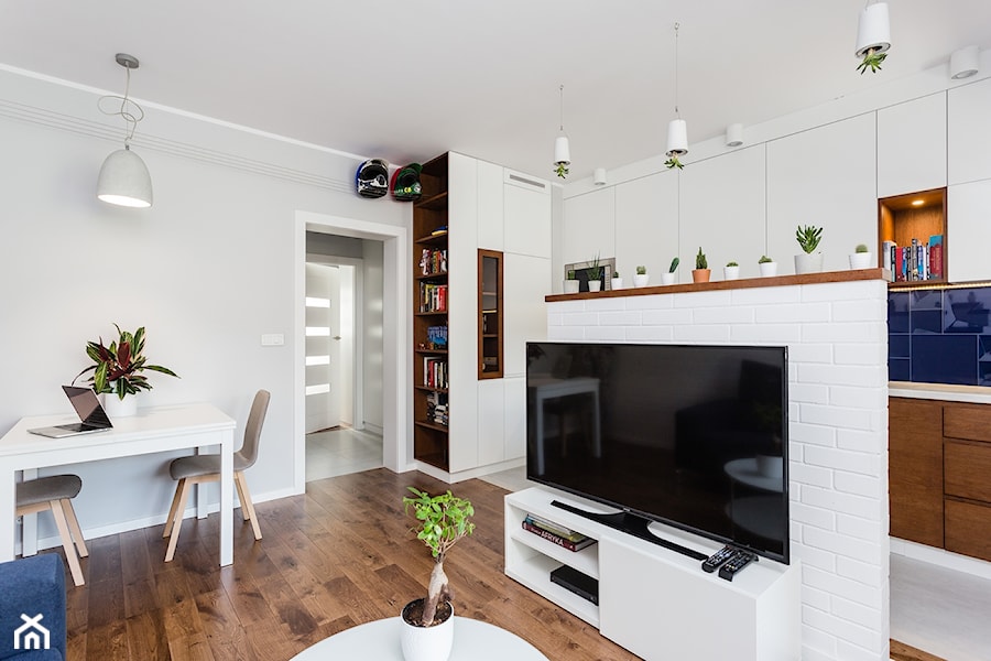 Mieszkanie 1 - Średni biały salon z kuchnią, styl nowoczesny - zdjęcie od KRAMKOWSKA | PRACOWNIA WNĘTRZ