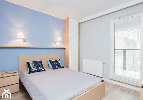 MIESZKANIE 52m2 - Średnia niebieska szara sypialnia z balkonem / tarasem, styl minimalistyczny - zdjęcie od KRAMKOWSKA | PRACOWNIA WNĘTRZ