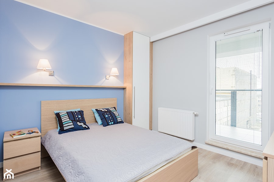 MIESZKANIE 52m2 - Średnia niebieska szara sypialnia z balkonem / tarasem, styl minimalistyczny - zdjęcie od KRAMKOWSKA | PRACOWNIA WNĘTRZ