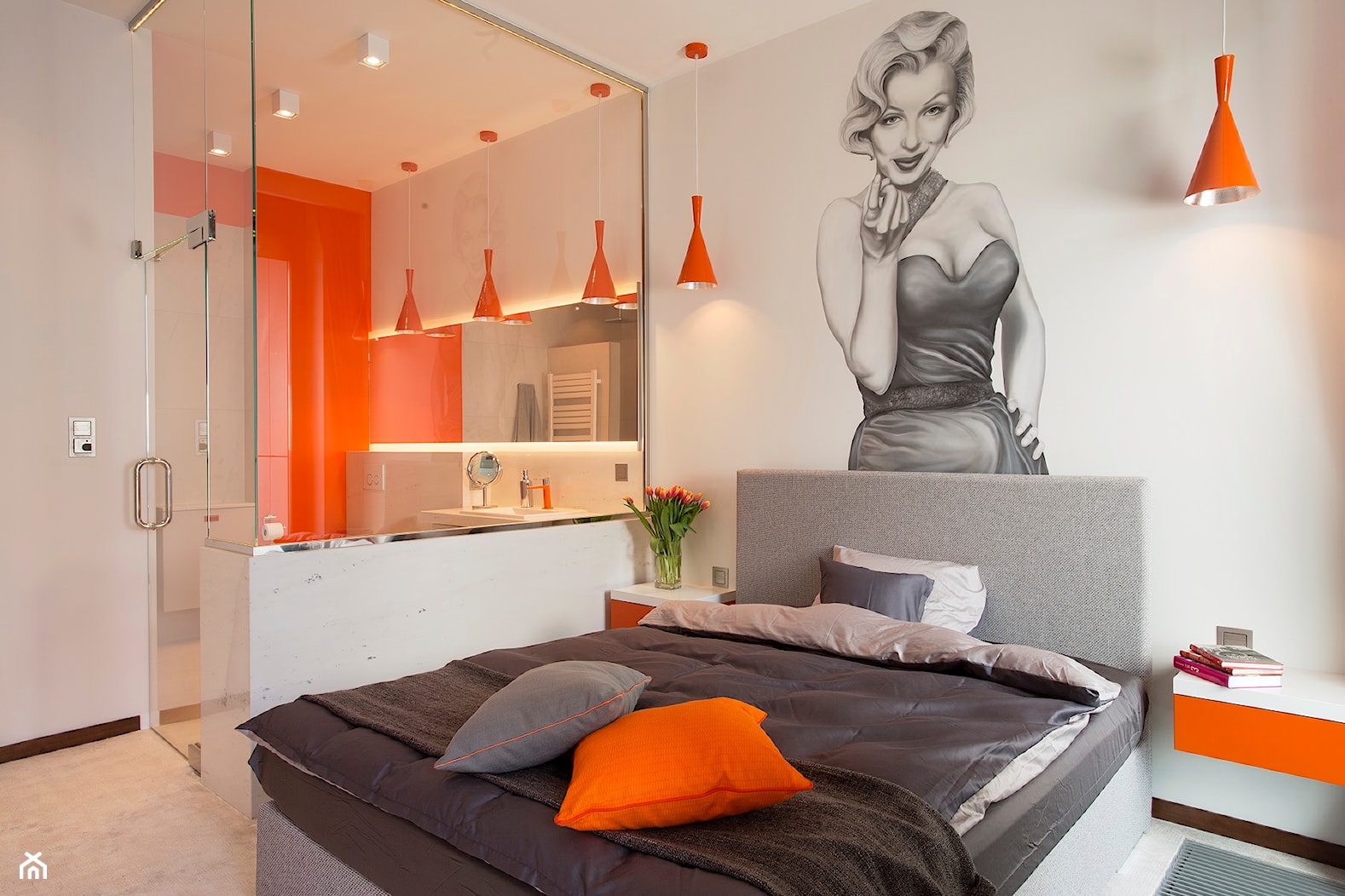 Mieszkanie na Powiślu - Średnia biała sypialnia z łazienką, styl minimalistyczny - zdjęcie od KRAMKOWSKA | PRACOWNIA WNĘTRZ - Homebook