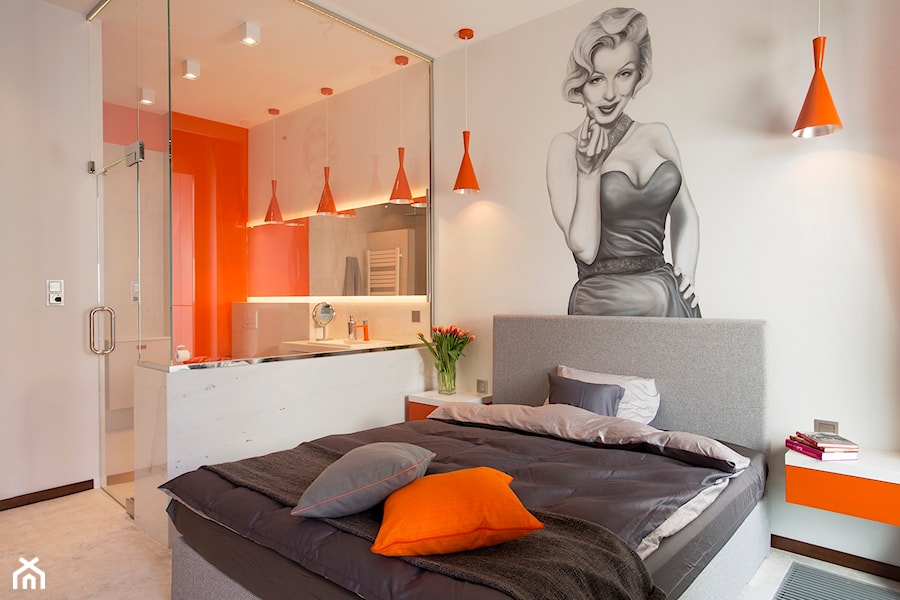 Mieszkanie na Powiślu - Średnia biała sypialnia z łazienką, styl minimalistyczny - zdjęcie od KRAMKOWSKA | PRACOWNIA WNĘTRZ