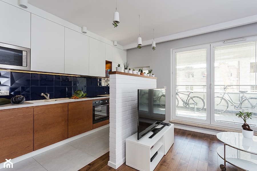 Mieszkanie 1 - Średni szary salon z kuchnią, styl minimalistyczny - zdjęcie od KRAMKOWSKA | PRACOWNIA WNĘTRZ