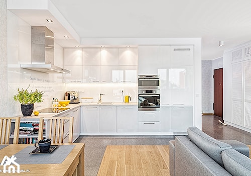 Mieszkanie na Pradze - Średnia otwarta z salonem biała z zabudowaną lodówką z nablatowym zlewozmywakiem kuchnia w kształcie litery l, styl minimalistyczny - zdjęcie od KRAMKOWSKA | PRACOWNIA WNĘTRZ