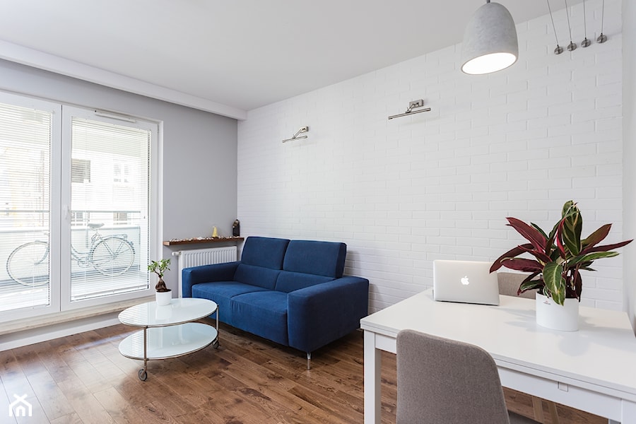 Mieszkanie 1 - Średni biały salon z tarasem / balkonem, styl minimalistyczny - zdjęcie od KRAMKOWSKA | PRACOWNIA WNĘTRZ