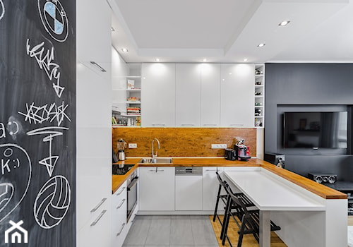 Mieszkanie na Bemowie - Średnia otwarta z salonem z zabudowaną lodówką z nablatowym zlewozmywakiem kuchnia w kształcie litery u z kompozytem na ścianie nad blatem kuchennym, styl nowoczesny - zdjęcie od KRAMKOWSKA | PRACOWNIA WNĘTRZ