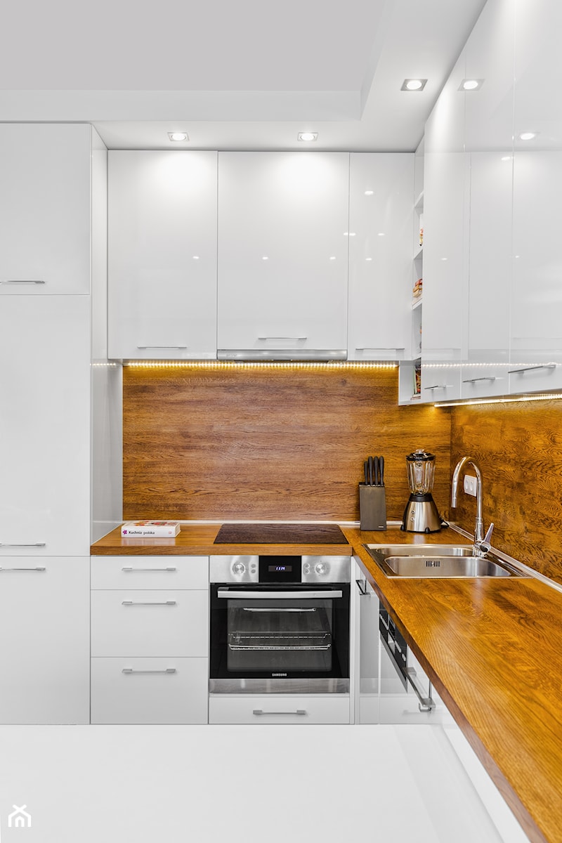 Mieszkanie na Bemowie - Mała zamknięta z zabudowaną lodówką z lodówką wolnostojącą z nablatowym zlewozmywakiem kuchnia w kształcie litery l, styl nowoczesny - zdjęcie od KRAMKOWSKA | PRACOWNIA WNĘTRZ