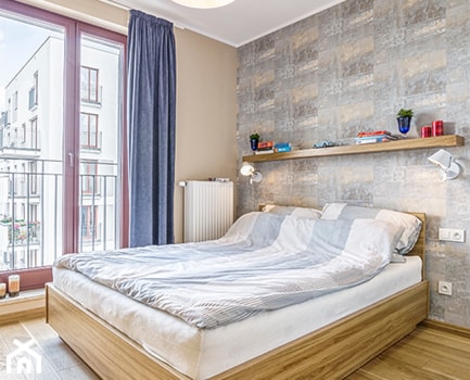 Mieszkanie na Pradze - Średnia beżowa szara sypialnia z balkonem / tarasem, styl minimalistyczny - zdjęcie od KRAMKOWSKA | PRACOWNIA WNĘTRZ