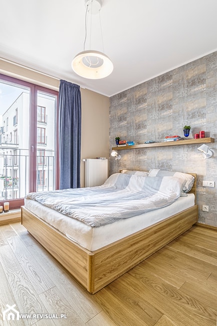 Mieszkanie na Pradze - Średnia beżowa szara sypialnia z balkonem / tarasem, styl minimalistyczny - zdjęcie od KRAMKOWSKA | PRACOWNIA WNĘTRZ