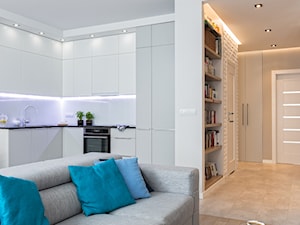 MIESZKANIE 72m2 - Średni biały salon z kuchnią z bibiloteczką, styl minimalistyczny - zdjęcie od KRAMKOWSKA | PRACOWNIA WNĘTRZ