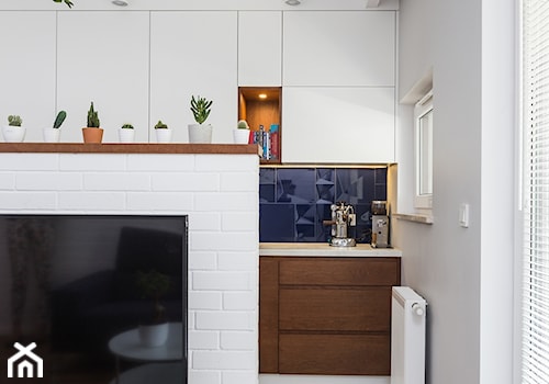 Mieszkanie 1 - Średnia otwarta z salonem biała niebieska kuchnia jednorzędowa z oknem, styl nowoczesny - zdjęcie od KRAMKOWSKA | PRACOWNIA WNĘTRZ