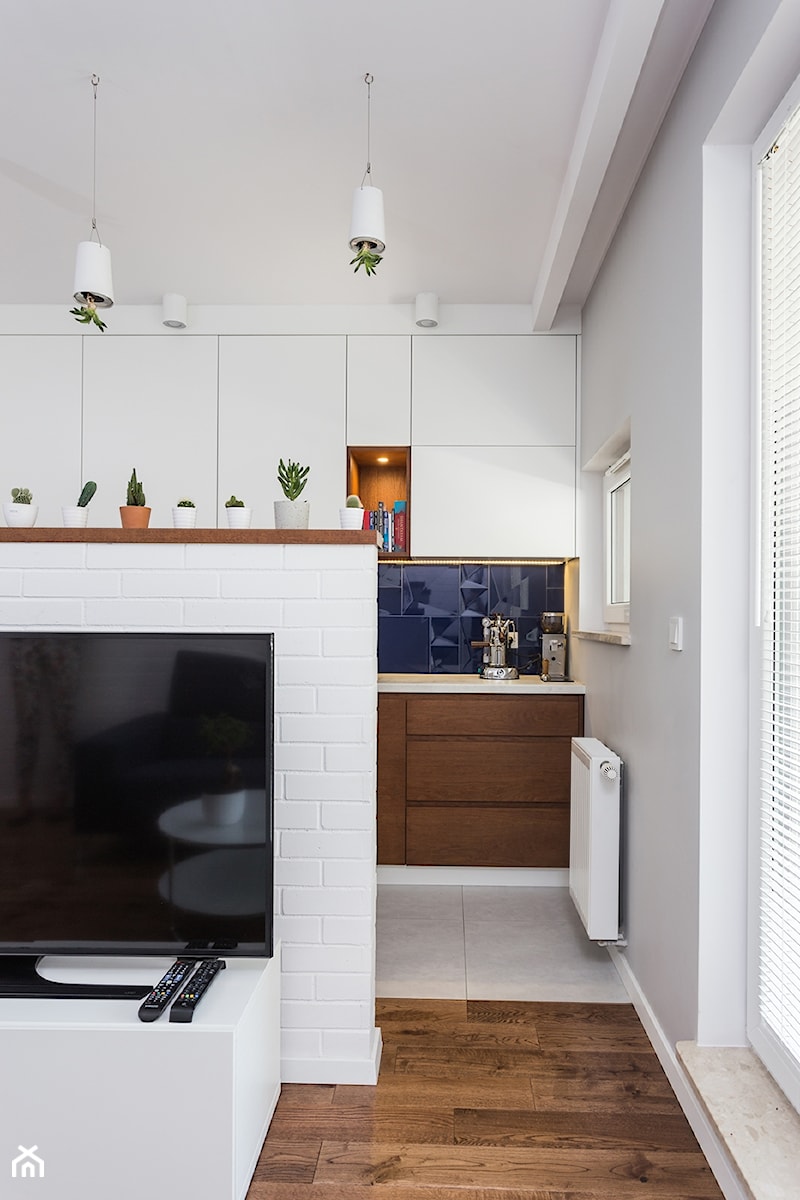 Mieszkanie 1 - Średnia otwarta z salonem biała niebieska kuchnia jednorzędowa z oknem, styl nowoczesny - zdjęcie od KRAMKOWSKA | PRACOWNIA WNĘTRZ
