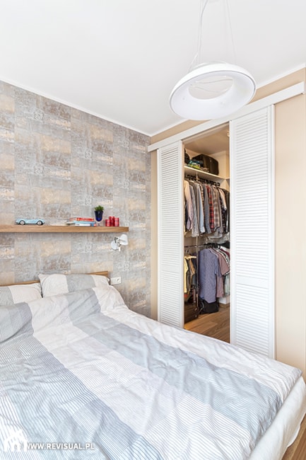 Mieszkanie na Pradze - Średnia różowa sypialnia z garderobą, styl minimalistyczny - zdjęcie od KRAMKOWSKA | PRACOWNIA WNĘTRZ