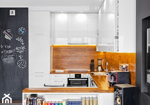 Mieszkanie na Bemowie - Mała otwarta czarna z zabudowaną lodówką z lodówką wolnostojącą z nablatowym zlewozmywakiem kuchnia w kształcie litery u, styl nowoczesny - zdjęcie od KRAMKOWSKA | PRACOWNIA WNĘTRZ
