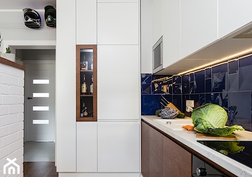Mieszkanie 1 - Średnia otwarta z salonem niebieska z zabudowaną lodówką z nablatowym zlewozmywakiem kuchnia jednorzędowa, styl nowoczesny - zdjęcie od KRAMKOWSKA | PRACOWNIA WNĘTRZ