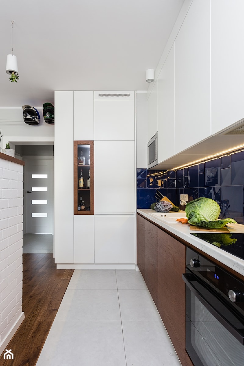 Mieszkanie 1 - Średnia otwarta z salonem niebieska z zabudowaną lodówką z nablatowym zlewozmywakiem kuchnia jednorzędowa, styl nowoczesny - zdjęcie od KRAMKOWSKA | PRACOWNIA WNĘTRZ