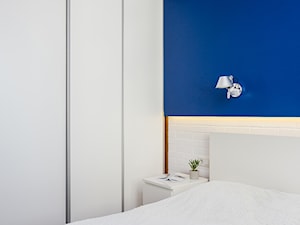 Mieszkanie 1 - Średnia biała niebieska sypialnia, styl minimalistyczny - zdjęcie od KRAMKOWSKA | PRACOWNIA WNĘTRZ