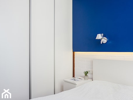 Aranżacje wnętrz - Sypialnia: Mieszkanie 1 - Średnia biała niebieska sypialnia, styl minimalistyczny - KRAMKOWSKA | PRACOWNIA WNĘTRZ. Przeglądaj, dodawaj i zapisuj najlepsze zdjęcia, pomysły i inspiracje designerskie. W bazie mamy już prawie milion fotografii!