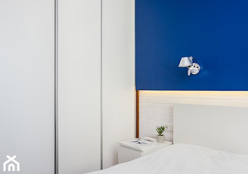 Mieszkanie 1 - Średnia biała niebieska sypialnia, styl minimalistyczny - zdjęcie od KRAMKOWSKA | PRACOWNIA WNĘTRZ