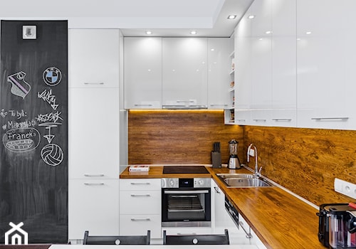 Mieszkanie na Bemowie - Średnia otwarta biała czarna z zabudowaną lodówką z lodówką wolnostojącą z nablatowym zlewozmywakiem kuchnia w kształcie litery l, styl nowoczesny - zdjęcie od KRAMKOWSKA | PRACOWNIA WNĘTRZ