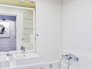 Mieszkanie w Śródmieściu - Mała bez okna z lustrem z dwoma umywalkami z punktowym oświetleniem łazienka, styl nowoczesny - zdjęcie od KRAMKOWSKA | PRACOWNIA WNĘTRZ