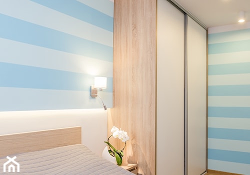 Mieszkanie 2 - Średnia biała niebieska sypialnia, styl nowoczesny - zdjęcie od KRAMKOWSKA | PRACOWNIA WNĘTRZ