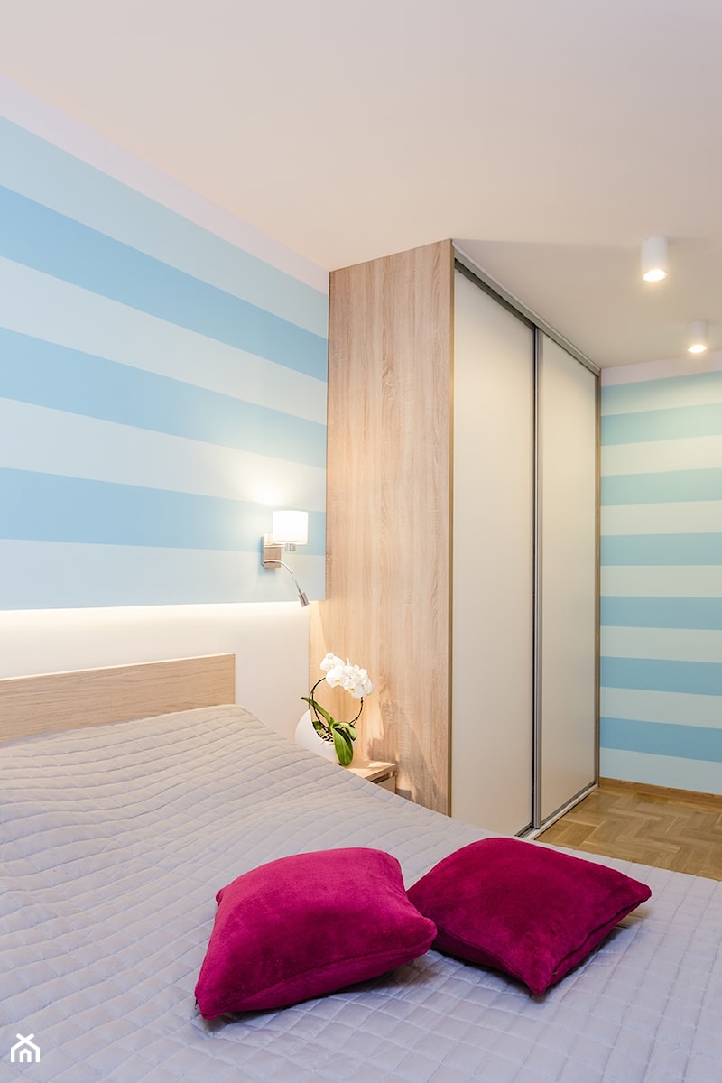 Mieszkanie 2 - Średnia biała niebieska sypialnia, styl nowoczesny - zdjęcie od KRAMKOWSKA | PRACOWNIA WNĘTRZ