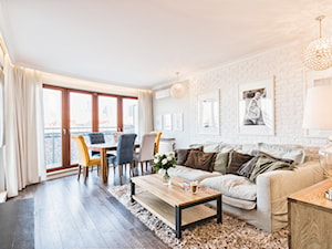 Mieszkanie w Śródmieściu - Średni beżowy biały salon z jadalnią z tarasem / balkonem, styl nowoczesny - zdjęcie od KRAMKOWSKA | PRACOWNIA WNĘTRZ