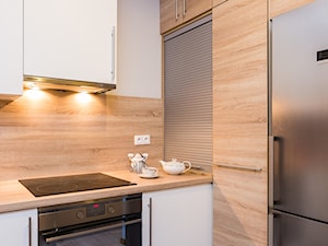 Mieszkanie 2 - Średnia zamknięta z salonem biała z zabudowaną lodówką z lodówką wolnostojącą kuchnia w kształcie litery l, styl nowoczesny - zdjęcie od KRAMKOWSKA | PRACOWNIA WNĘTRZ
