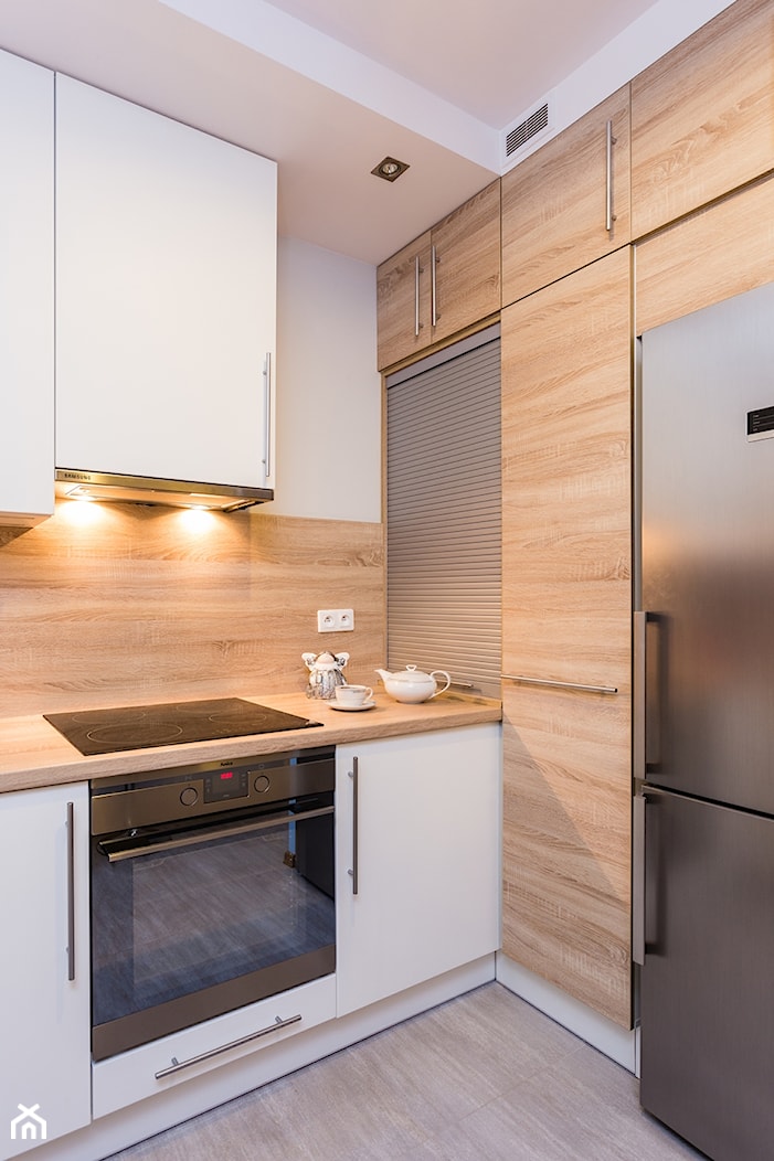 Mieszkanie 2 - Średnia zamknięta z salonem biała z zabudowaną lodówką z lodówką wolnostojącą kuchnia ... - zdjęcie od KRAMKOWSKA | PRACOWNIA WNĘTRZ - Homebook